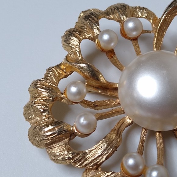 Vintage Faux Pearl And Metal Large Flower Brooch - Picture 7 of 15